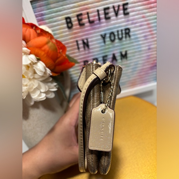 Coach Doble Cornee Zip Wristlet-like new 🛍️ - Picture 2 of 8
